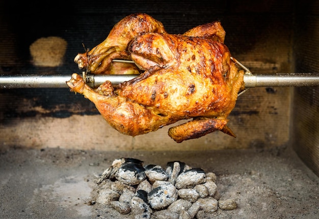 Primer plano de la carne en la parrilla de la barbacoa
