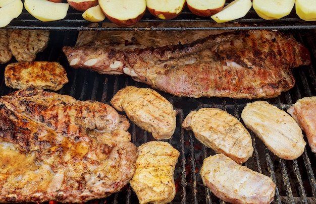 Primer plano de la carne en la parrilla de la barbacoa