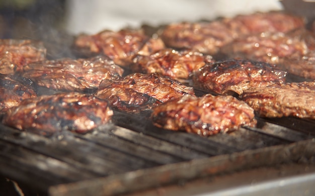 Primer plano de carne a la parrilla con enfoque selectivo