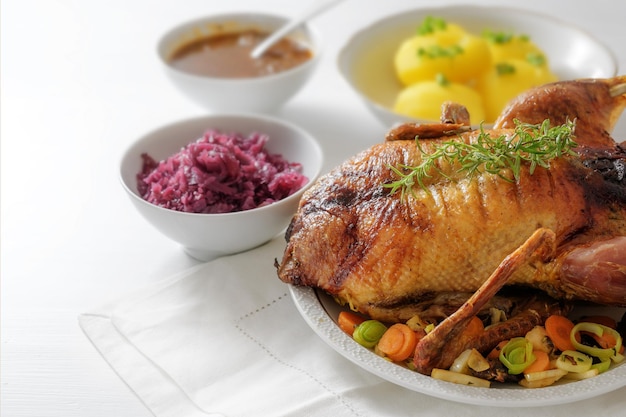 Primer plano de carne de pato en un plato sobre la mesa