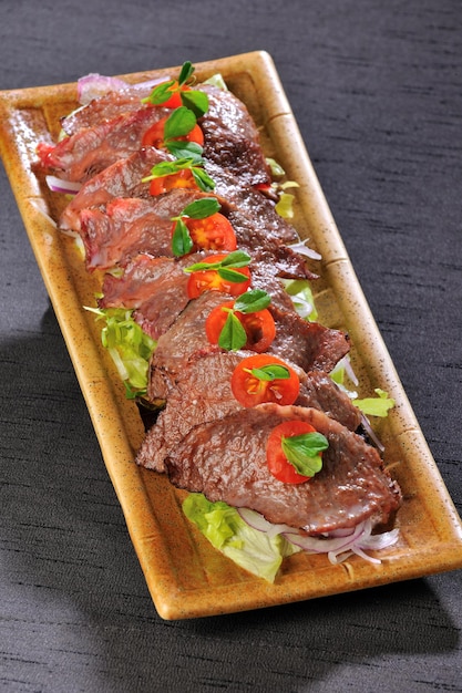 Primer plano de la carne en el plato servida en la mesa
