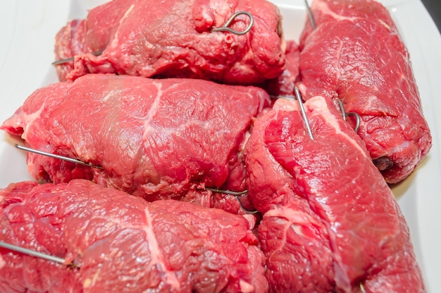 Primer plano de la carne en el plato