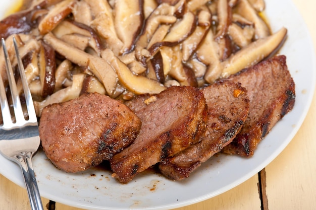 Foto primer plano de la carne en el plato