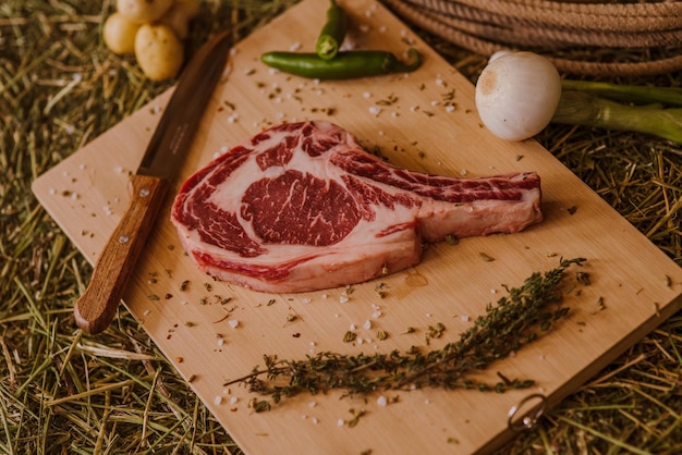 Foto primer plano de la carne en la tabla de cortar