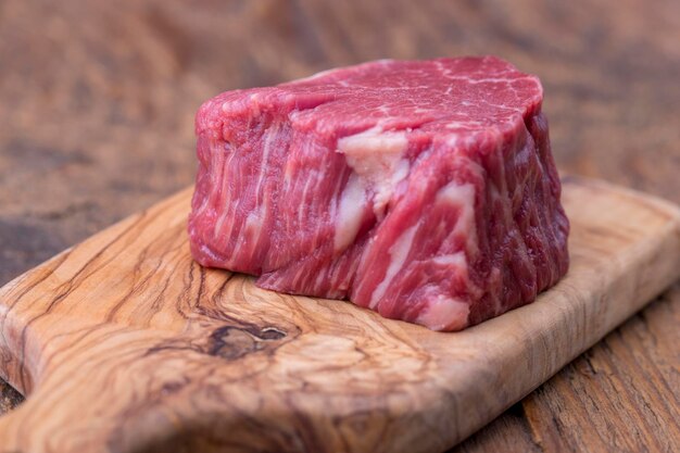 Primer plano de la carne en la tabla de cortar