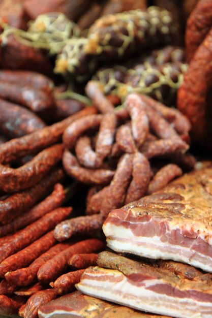 Foto primer plano de la carne para la venta en el mercado