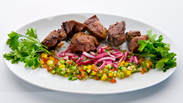 Primer plano de carne con verduras servidas en la mesa