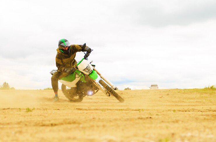 Foto primer plano de la carrera de motocross de montaña en pista de tierra durante el día.