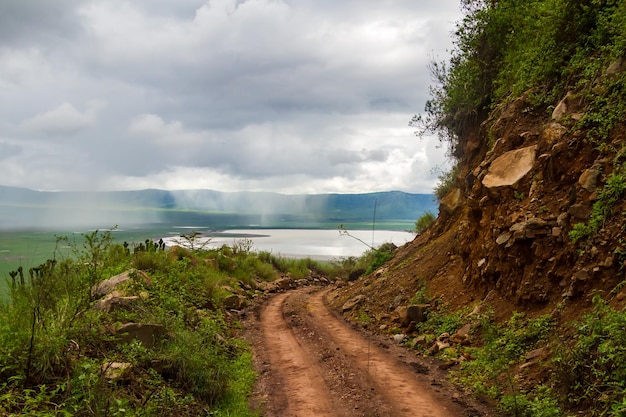 Primer plano de una carretera de montaña en el cráter nublado del Parque Nacional Ngorongoro, Tanzania