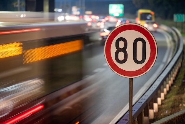 Primer plano de la carretera