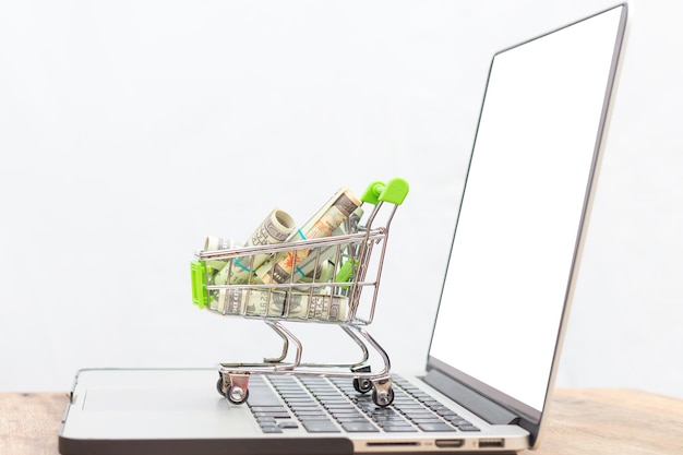 Primer plano del carrito de compras en una computadora portátil contra un fondo blanco