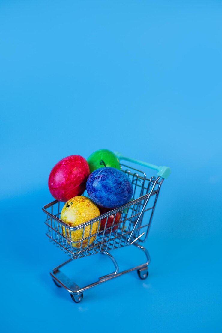 Foto primer plano del carrito de compras contra un fondo azul