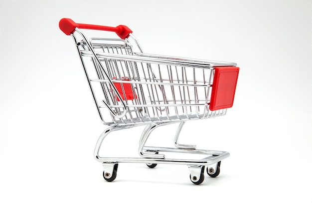 Primer plano del carrito de compras contra un fondo blanco