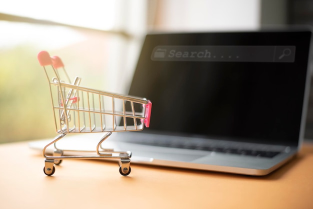 Primer plano del carrito de compras en la mesa