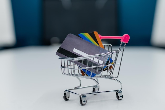 Primer plano del carrito de compras en la mesa