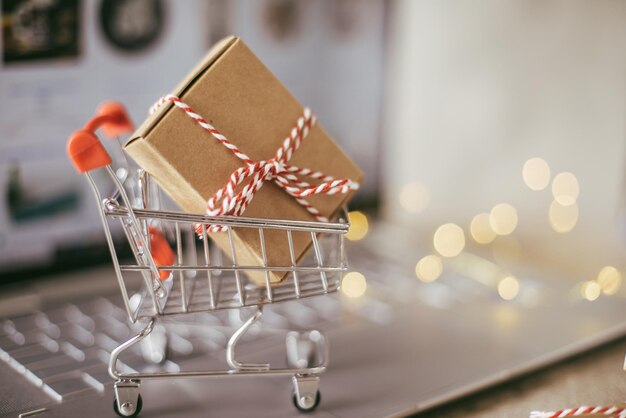 Primer plano del carrito de compras en la mesa