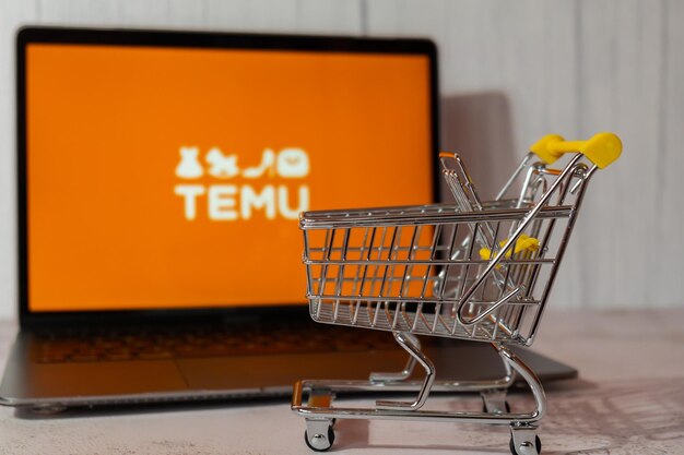 Primer plano del carrito de compras en la mesa