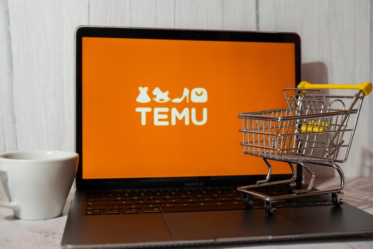 Foto primer plano de un carrito de compras en miniatura en la mesa