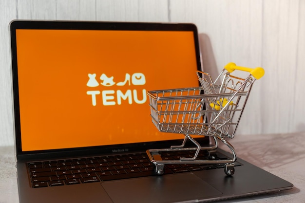 Primer plano de un carrito de compras en miniatura en la mesa