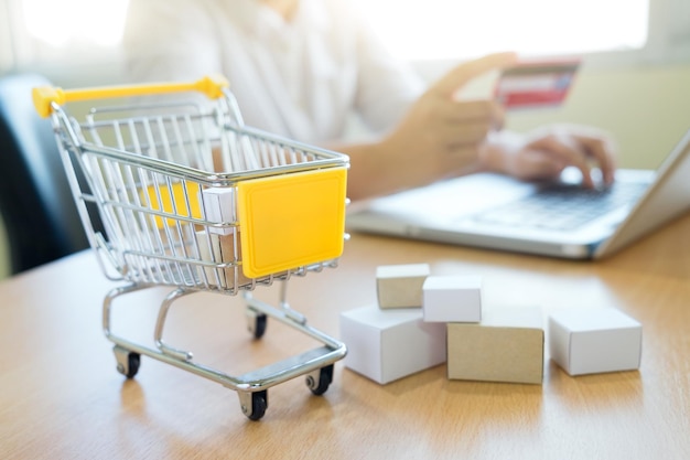 Primer plano del carrito de compras y los paquetes