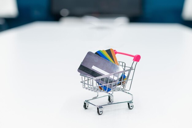 Primer plano del carrito de compras sobre un fondo blanco