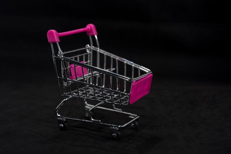 Foto primer plano del carrito de compras sobre un fondo negro