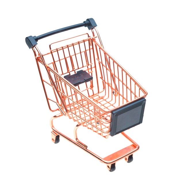 Primer plano de un carrito de compras vacío contra un fondo blanco