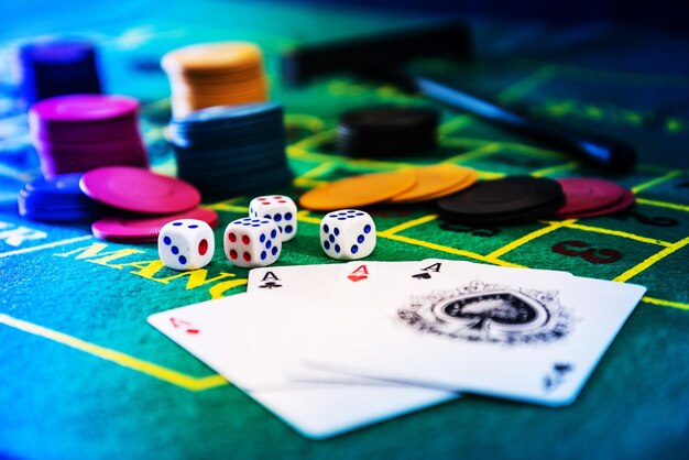 Foto primer plano de las cartas por los dados y las fichas de juego en la mesa del casino