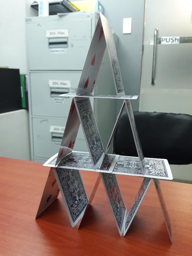 Foto primer plano de las cartas de juego apiladas en la mesa