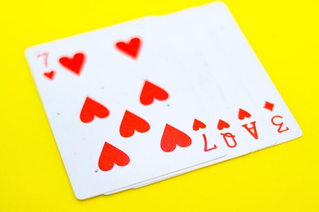 Foto primer plano de cartas de juego contra un fondo amarillo