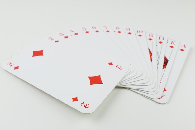 Foto primer plano de cartas de juego sobre un fondo blanco