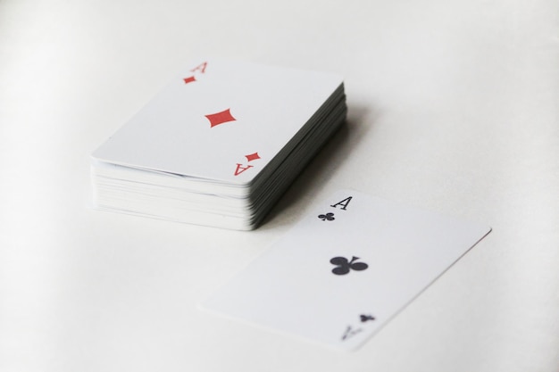 Foto primer plano de las cartas en la mesa