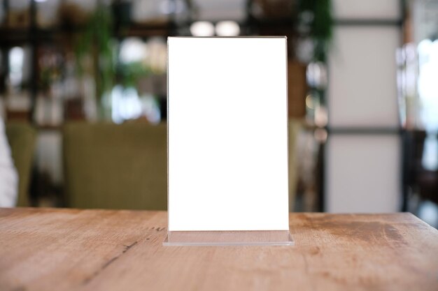 Foto primer plano de un cartel en blanco en una mesa de madera