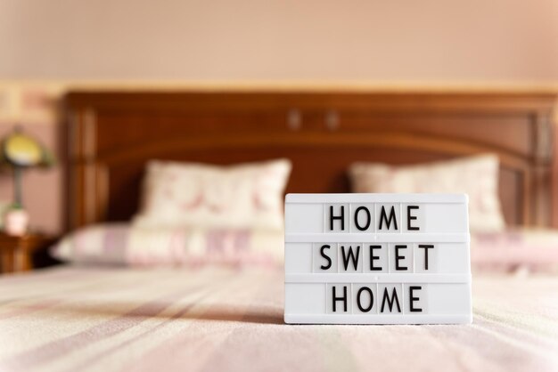 Foto primer plano del cartel de información en la cama en el hogar