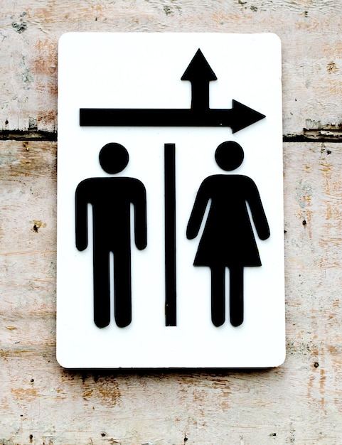 Primer plano del cartel informativo en la pared