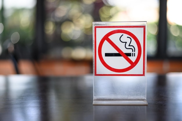 Primer plano de un cartel de no fumar en la mesa de un restaurante