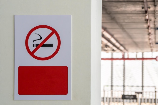 Primer plano del cartel de prohibición de fumar en la pared