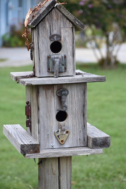 Foto primer plano de una casa de pájaros en un poste de madera