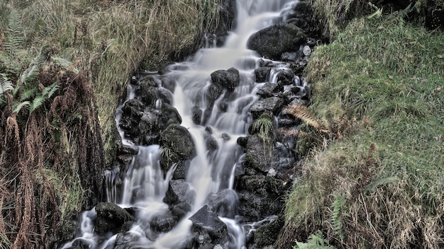 Primer plano de la cascada por las rocas