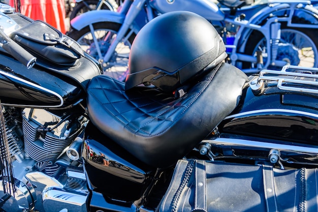 Foto primer plano del casco en el asiento de una motocicleta clásica de crucero o helicóptero concepto de conducción de seguridad