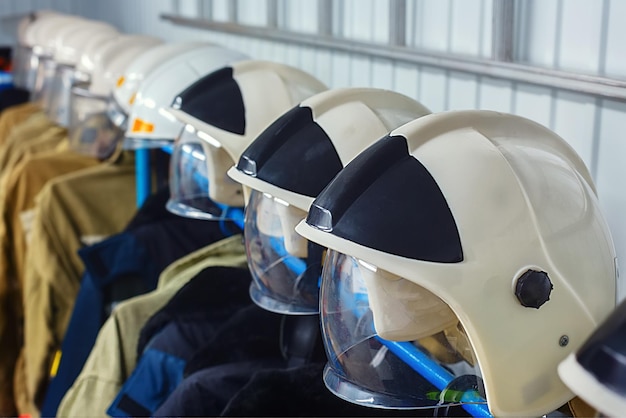 Foto primer plano de un casco de choque con una chaqueta colgada en la tienda