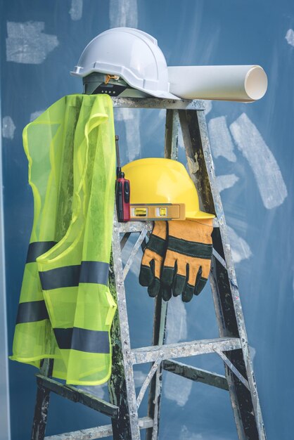 Foto primer plano de casco y guantes en la escalera