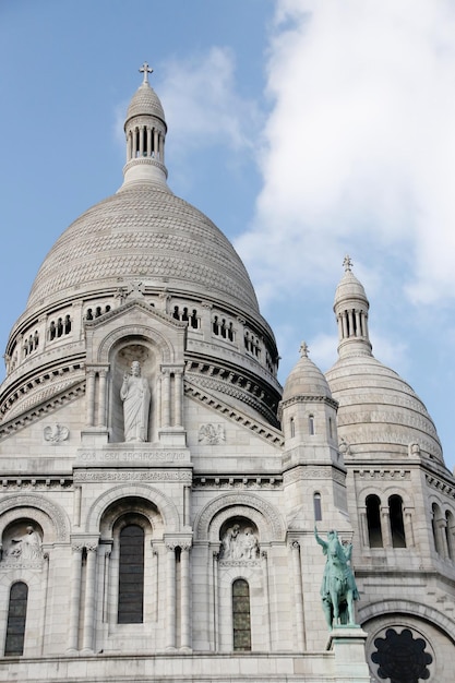 Primer plano de la catedral de Sacre Coeur en París Francia. Detalles arquitectonicos