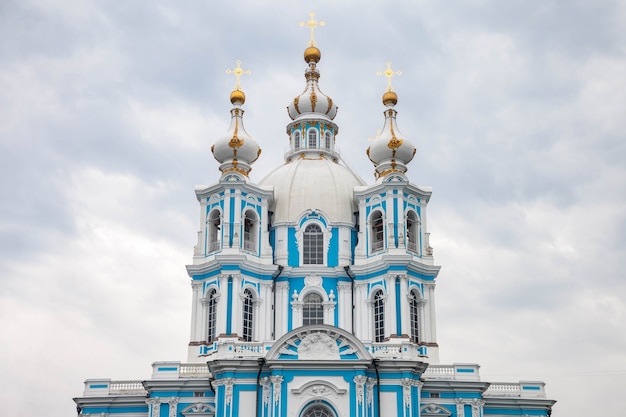 Primer plano de la Catedral Smolny en día nublado por la tarde