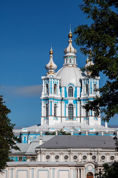 Primer plano de la Catedral Smolny en el día de la tarde del sol