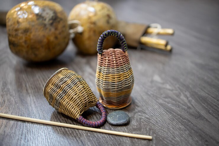 Foto primer plano en caxixi dobrao con berimbau en el suelo de madera