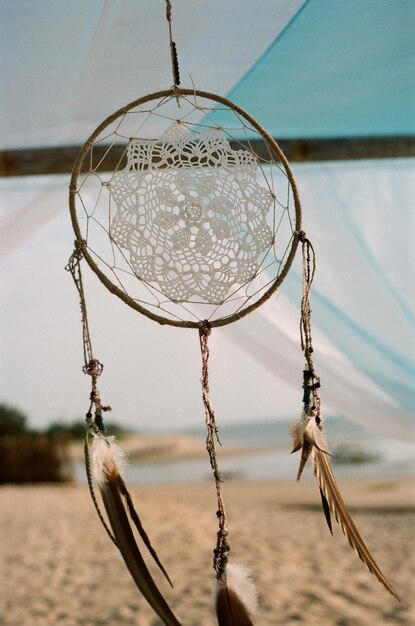 Foto primer plano del cazador de sueños en la playa