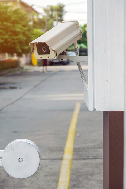 Foto primer plano de cctv en el camino