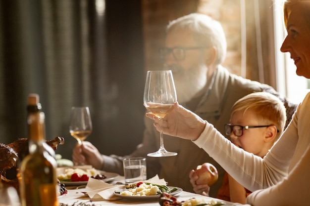 Primer plano de la celebración familiar durante el día de acción de gracias