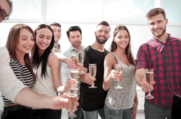 Foto primer plano celebrando el concepto de éxito del equipo empresarial